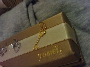 ^^我的金锁匙~haha是我意思意思要妈妈买的^^我长大拉~但还是她的小心肝~
